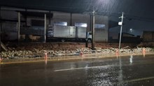 Muro desaba e interdita parcialmente trecho da Rua Ipanema em Cascavel