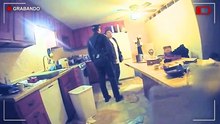 Policías entran a una perturbadora escena del crimen