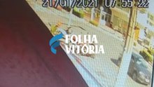 Carro capota após colisão na avenida Champagnat em Vila Velha
