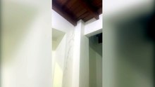 Vídeo mostra água descendo com força pelo forro durante forte temporal em Cascavel