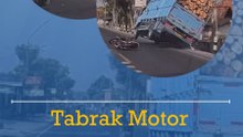 Tabrak MotorTruk Muatan Kayu Terguling
