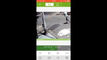 Carreta perde freios e arrasta carro que estava estacionado na rua