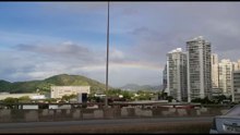 Arco-íris pinta o céu da Terceira Ponte