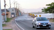 Ressaca faz mar avançar sobre o asfalto no Pontal de Marataízes