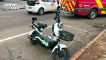 Mulher fica ferida após bater com moto elétrica em porta de carro no Bairro Cancelli