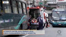 Ônibus bate na traseira de outro e deixa 5 feridos