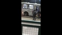 Homem armado com facão faz reféns em ônibus do Transcol na Serra