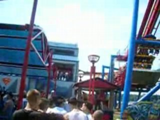 Esperando una cola en un parque de atracciones