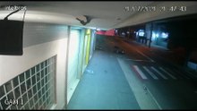 Motociclista voa ao desviar de carro