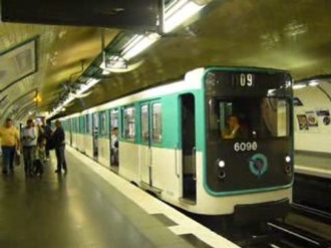 Le MP 59 N°6090 quittant Rambuteau sur la ligne 11