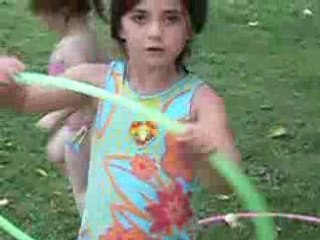 Madeleine fait du Hula-Hop