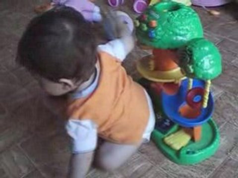 Evan joue dans le salon - 2 août 08