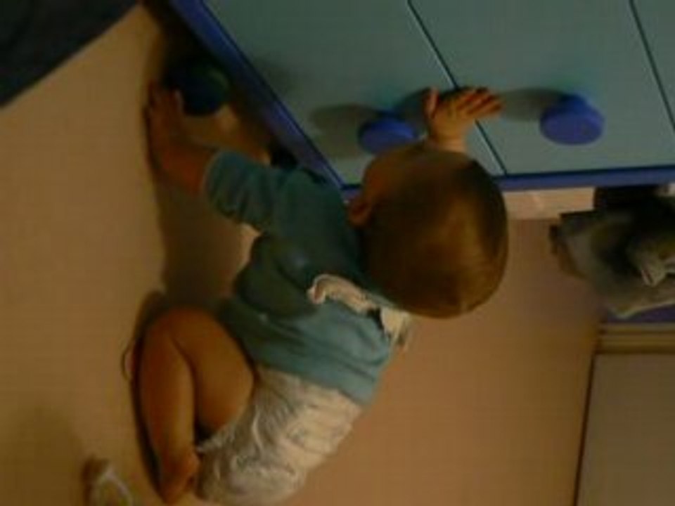 Je marche à quatre pattes dans ma chambre