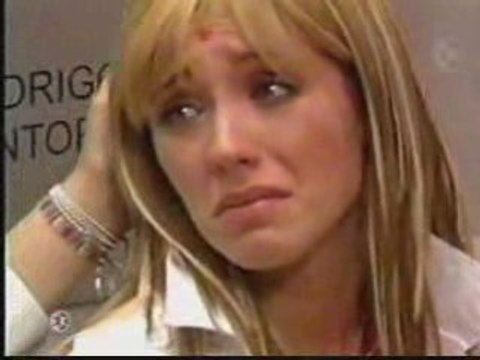 Rebelde - Mia le Cuenta a Lupita que se Donó Toda su Ropa