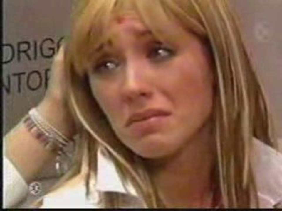 Rebelde - Mia le Cuenta a Lupita que se Donó Toda su Ropa