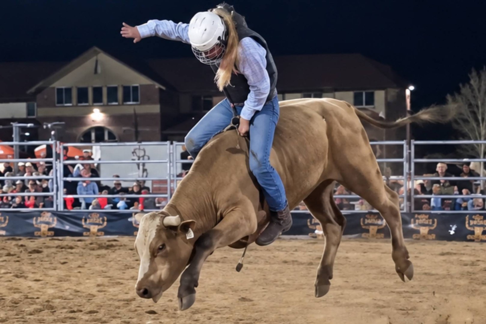 La hija de 14 años de Elsa Pataky y Chris Hemsworth gana un rodeo montando un toro... ¡siendo la única chica!