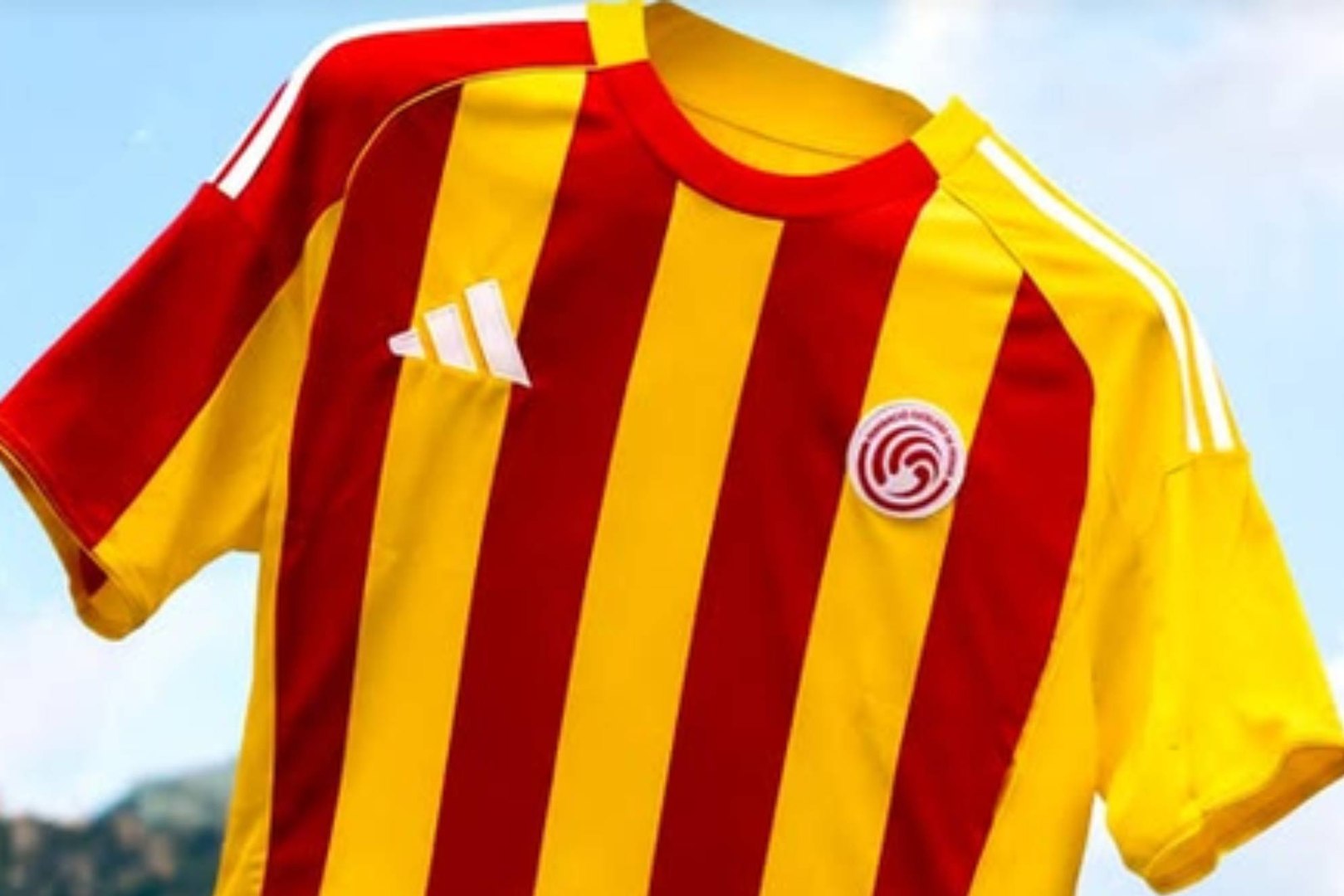 La nueva camiseta de Cataluña elimina la barra que le sobraba por error