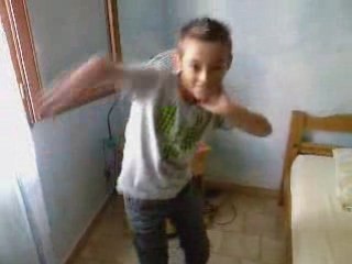 Axel 10 ans en mode tecktonik