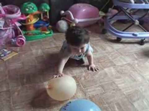 Evan joue au ballon 3 - 8 août 2008