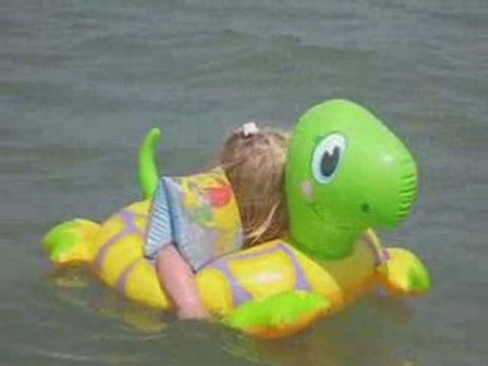 2008 juillet italie - Eva et sa bouée