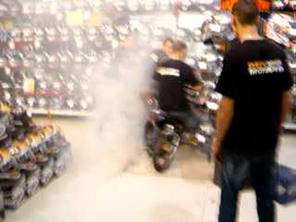 burn dans un magasin
