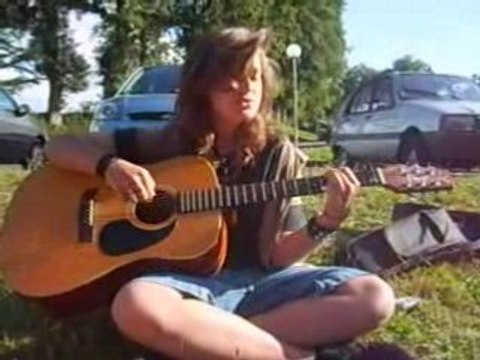 morgane qui chante et joue à la guitare j'envoie valser