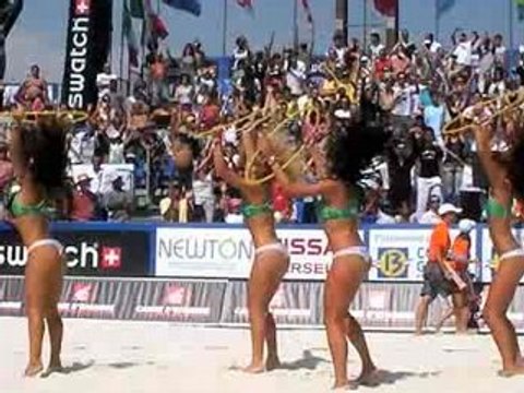 Les danseuses du beach volley font le show
