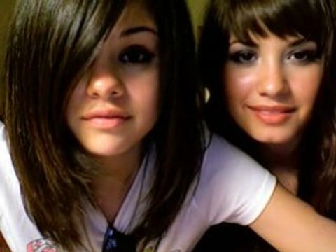 Miley Cyrus & Mandy VS Selena Gomez & Demi Lovato