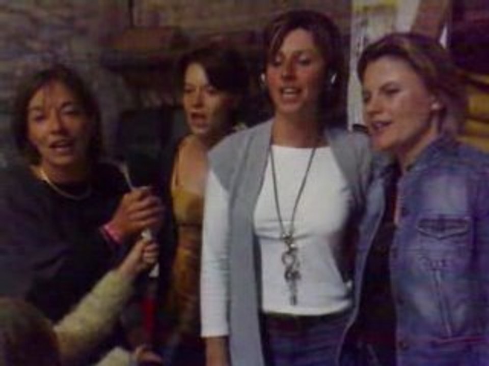 Les filles Karaok - la poupée ki fait non