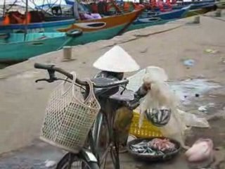 Marchande de poissons à Hoi An