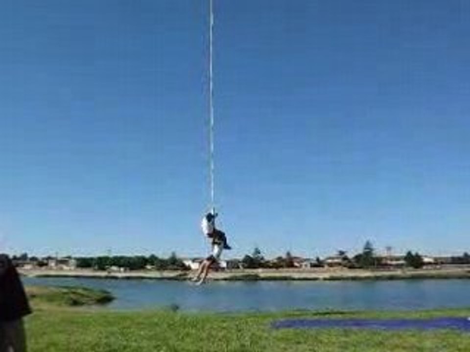 SPIDERMAN ET LE SAUT A L'ELASTIQUE