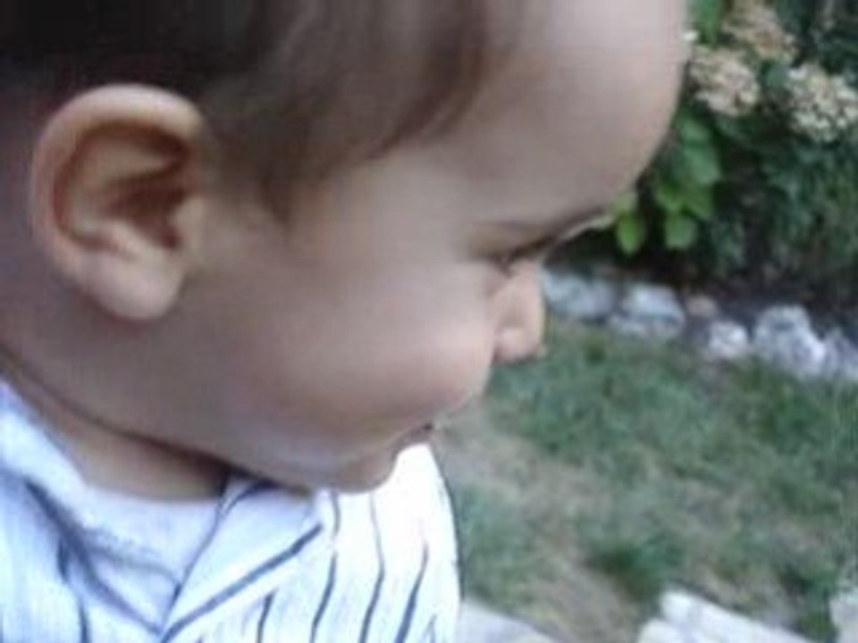 Noam marche avec une dent