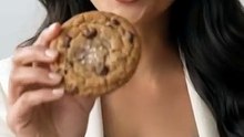 Pirya_biting_Crispy Salted Caramel Cookie