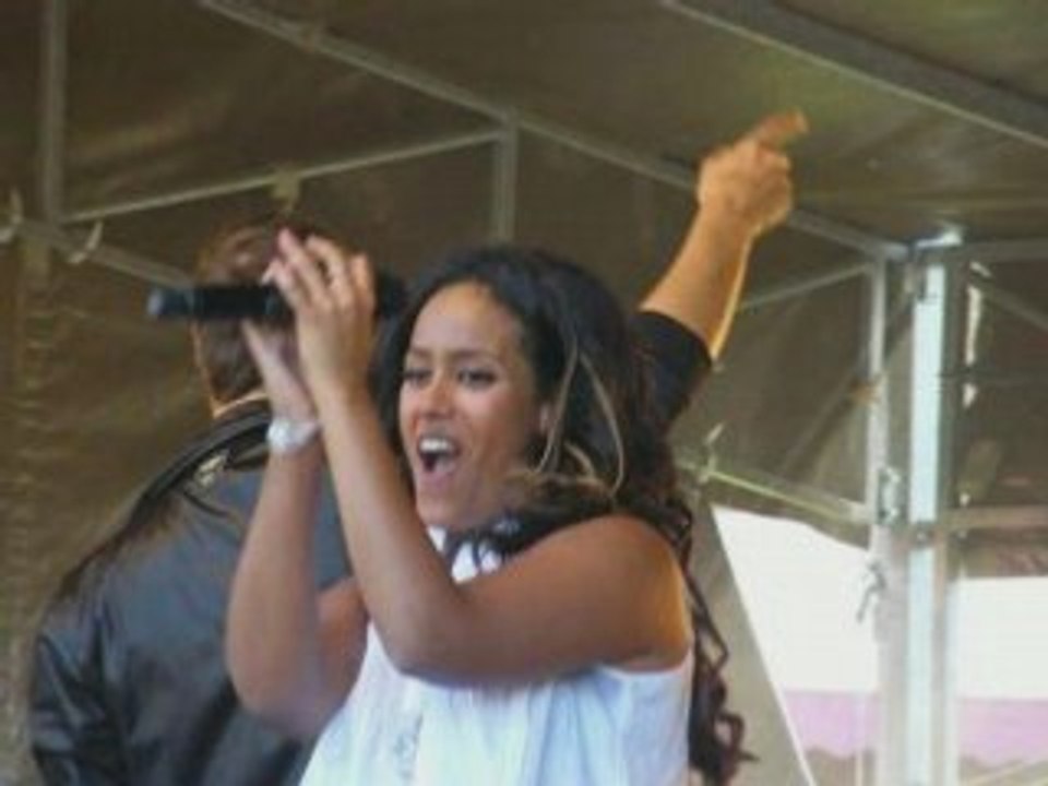 amel bent au concert a arras le 15 aout 2008