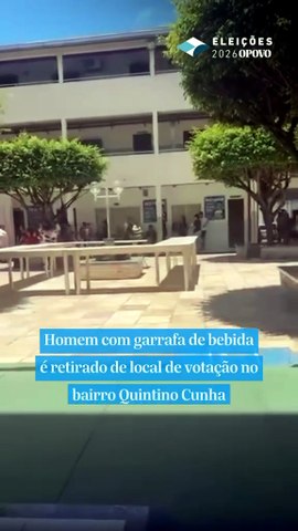 Homem é retirado do local de votação