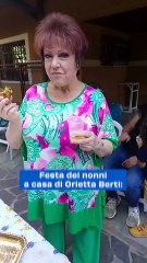 Festa dei nonni a casa di Orietta Berti: il video con l'erbazzone
