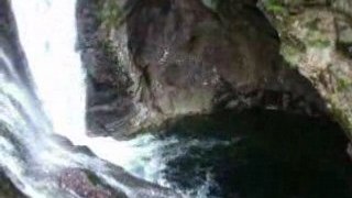 STUPENDE CASCATE IN VALLE VERZASCA ( SVIZZERA )