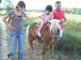 Ilona 2ans fais du poney