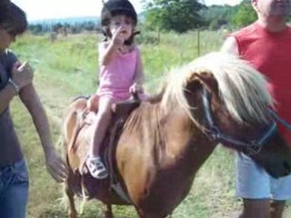 Ilona 2ans sur le poney