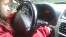 NIÑA DE 8 AÑITOS MANEJANDO TAXI EN COLOMBIA