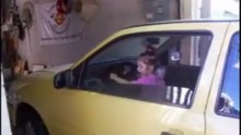 Humor. Conduciendo. Niña 3 años