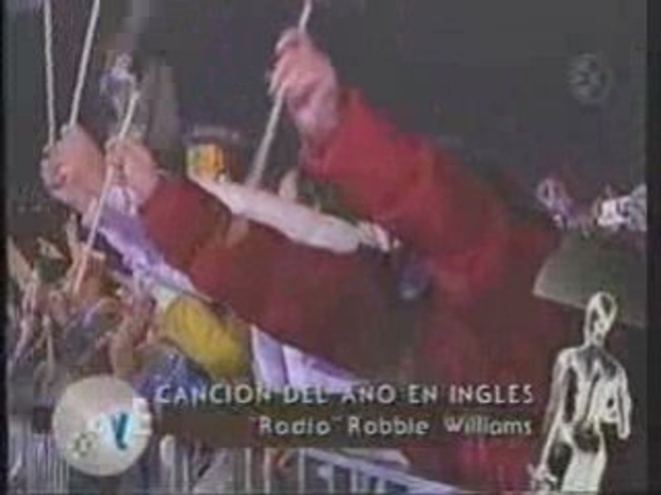 Rbd - beso de anahi con robbie williams en premios oye