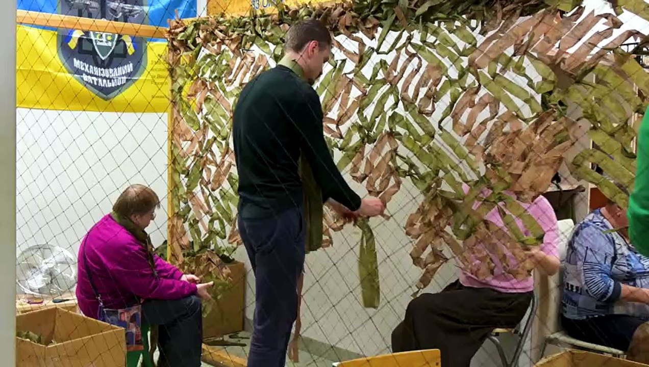 Tarnnetz-Knüpfen im Einkaufszentrum: Wie kreative Litauer der Ukraine helfen