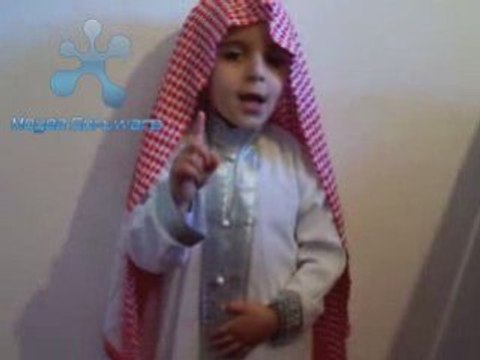 Enfant italien lit le coran