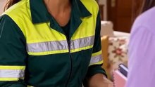 Ela juntou dinheiro por dois anos varrendo ruas… e a própria mãe entregou tudo à filha preferida! #novela #reflexão #videosviral