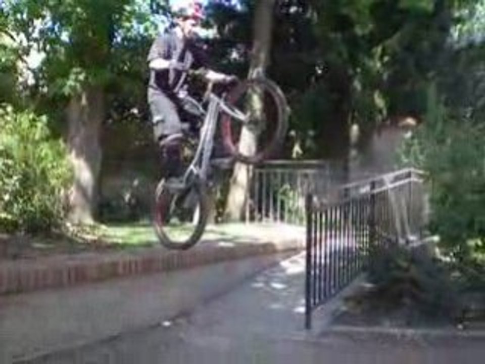 Moi sur une barrière