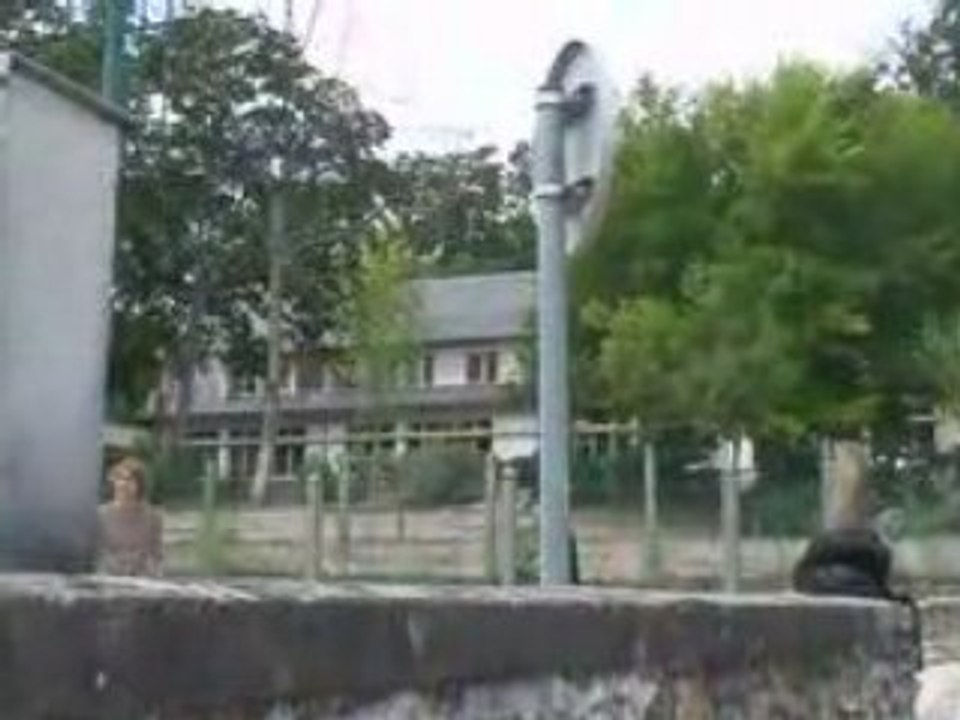 O9 ... cette fois çi saut avec qu'une main !