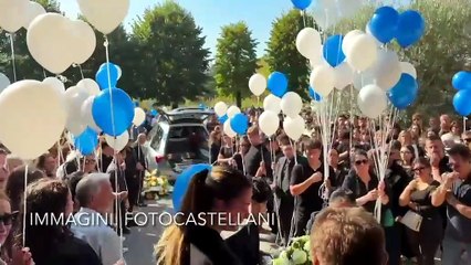 Palloncini e applausi ai funerali del 22enne morto in un incidente a Pistoia
