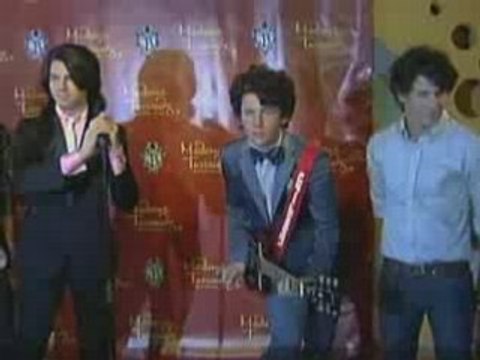 Jonas Brothers unveil wax figures and fans go wild!