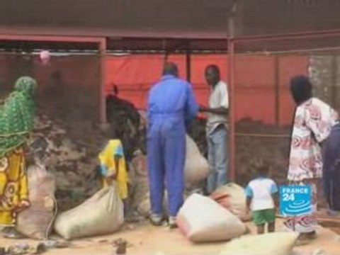 Mali: des sacs plastiques pour des pavés